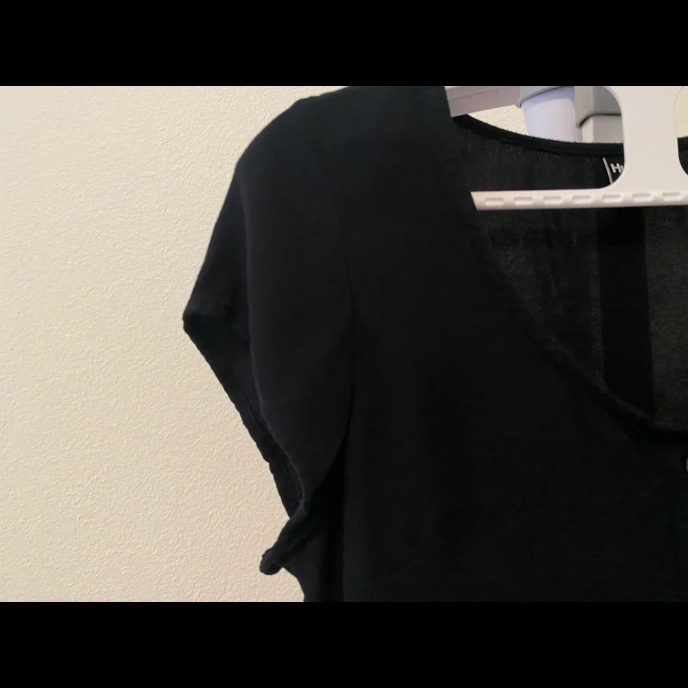 Hurley Sydney Short Sleeved Crop Top with Ruffled bottom - XS - black - Picture 3 of 5